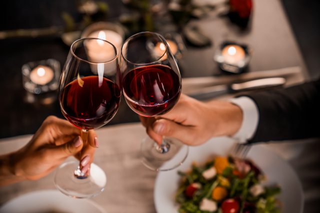 Un bicchiere di vino a cena riduce il rischio di diabete di tipo 2, rileva uno studio vino diabete